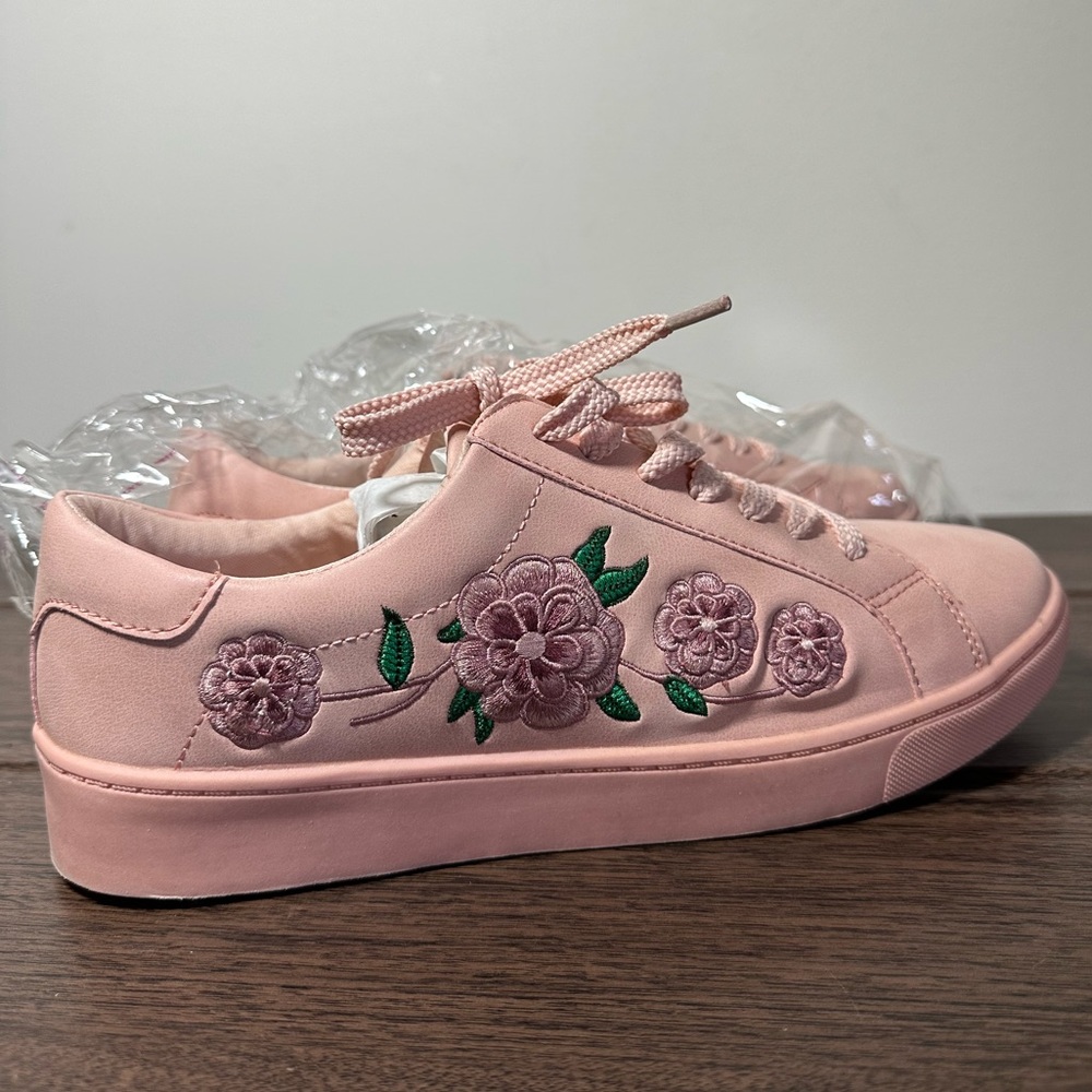 NWT Pale Blush Floral Sneaker 9W NEW IN BOX!!